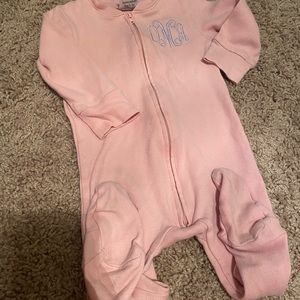 oMa monogramed footie